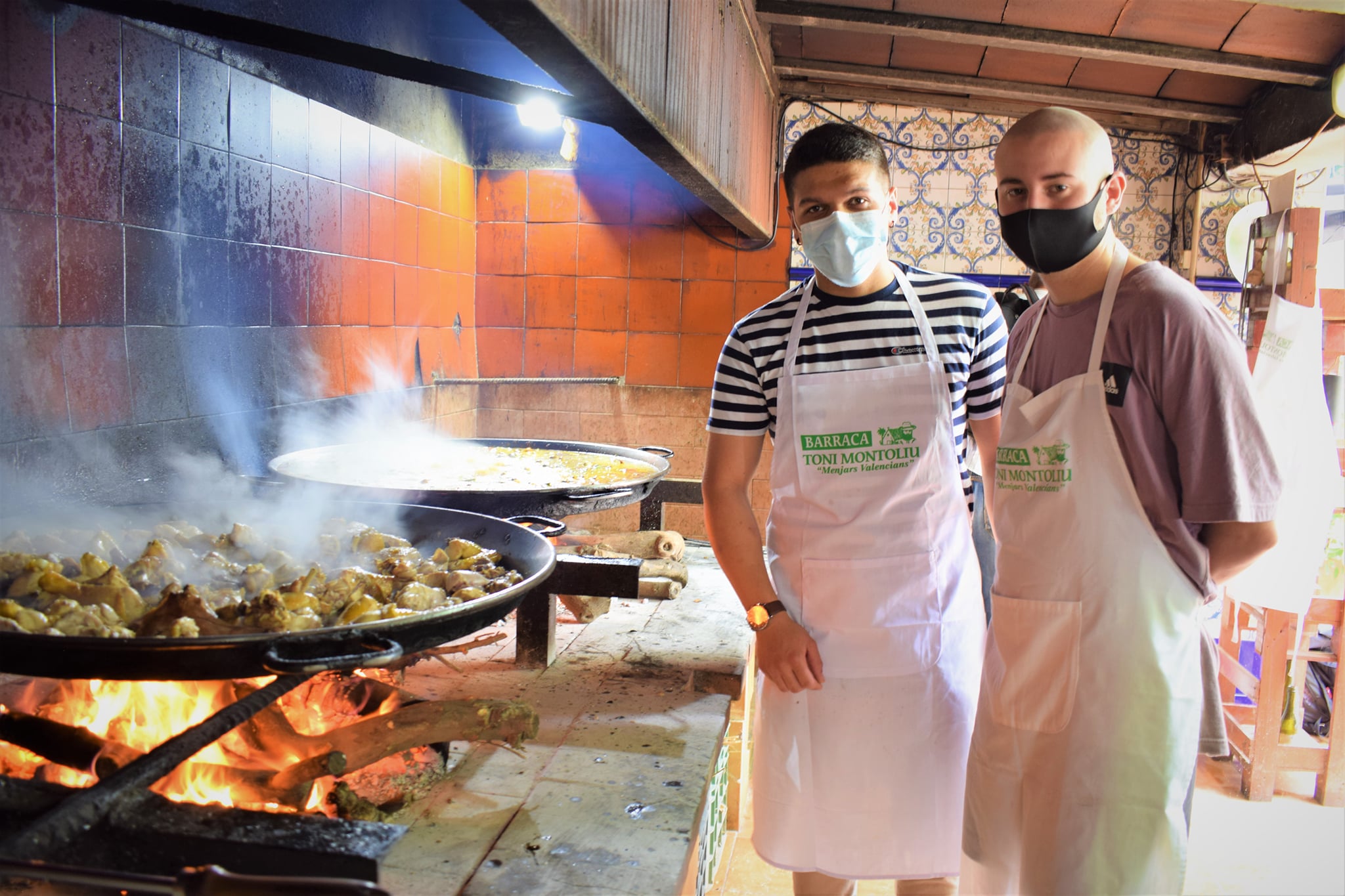 Studenti internazionali cucinando a Valencia